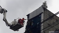 Petugas Damkar melakukan evakuasi gedung roboh.