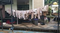 Kelas Lembab Usai Banjir, Siswa SMAN 8 Jakarta Belajar di Perpustakaan
