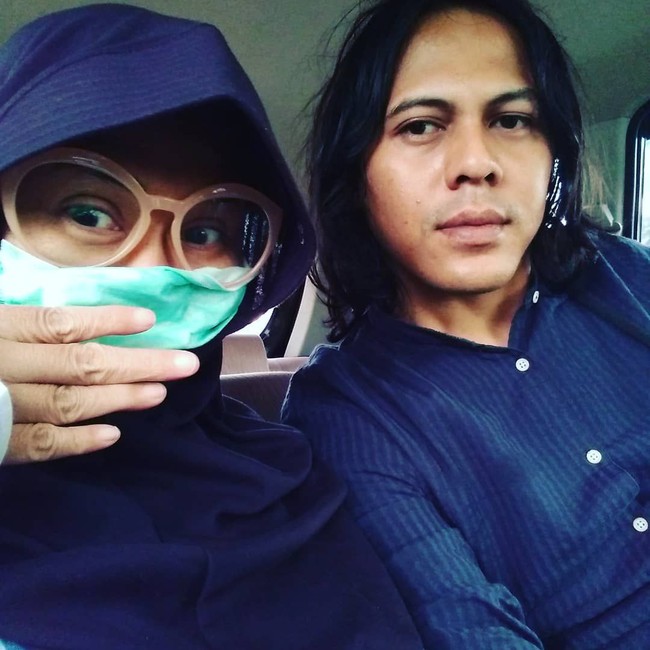Ria Irawan divonis kanker getah bening sejak 2009. Mayky yang saat itu masih menjadi asistennya selalu setia berada di sampingnya.  Foto: dok. Instagram