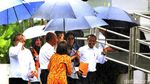 Ekspresi Semringah Jokowi Naik Mobil Golf saat Hujan Deras