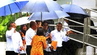 Satu per satu para menteri memasuki ruang sidang ditengah hujan deras yang mnegguyur kawasan Istana Negara, Jakarta.
