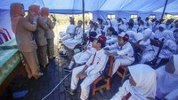 Akibat atap ruang kelas ambruk membuat siswa belajar di tenda darurat pada hari pertama sekolah pasca libur panjang.