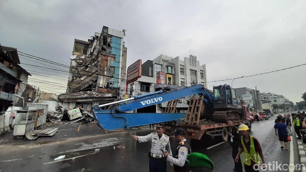 11 Orang mengalami luka-luka akibat robohnya ruko.