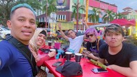 Jalan-jalan bersama ayah dan ibu, ketiga jagoan Gen Halilintar ini tampak asyik makan bareng di pinggir jalan. Foto: Instagram @genhalilintar
