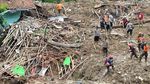 Petugas Gabungan Cari Korban Longsor Sukajaya