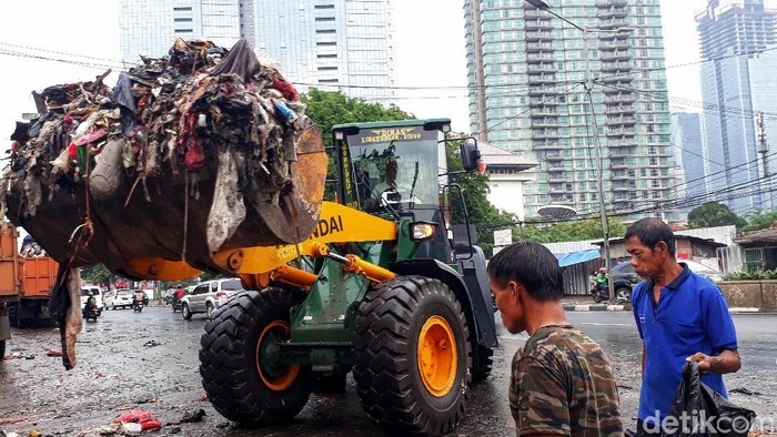 Sampah-sampah sisa banjir di kawasan Karet Tengsin, Jakarta, dibersihkan. Sejumlah alat berat dikerahkan untuk membantu proses bersih-bersih tersebut.