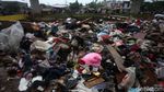 Aduh! Sampah Sisa Banjir Menumpuk di Kolong Tol Becakayu