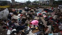Beragam sampah sisa banjir dikumpulkan.