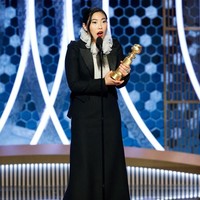 Awkwafina yang dikenal dengan gaya kocak dan eksentriknya itu pun melemparkan candaan saat menerima piala Golden Globes pertamanya. Ini sangat luar bisa. Terima kasih. Ketika saya mengalami hal sulit, saya bisa menjual ini, guyon Awkwafina di atas panggung. Foto: Getty Images
