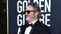 Joaquin Phoenix hadir di ajang Golden Globe 2020 di California, AS pada Senin (6/1) dengan setelan jas dan kacamata hitam. Jon Kopaloff/Getty Images