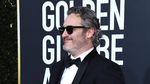 Tingkah Usil dan Lucu Joaquin Phoenix di Golden Globe 2020