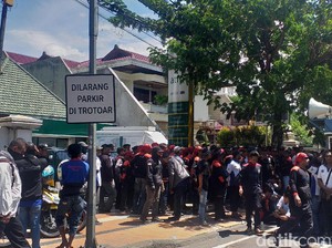 Tak Demo Perusahaan, Buruh Tak Dibayar Setahun Ini Justru Geruduk Kantor Bank