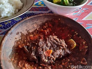 Huaah! Pedas Menyengat Empal Daging Dipadu Sambal Bajak