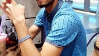 Pose Martunis Sarbini yang satu ini terlihat keren. Jadi salah fokus dengan minuman yang ada di depannya. Tampak boba-boba berwarna hitam yang menghiasi gelas minumannya.  Foto: Instagram @martunis_sarbini