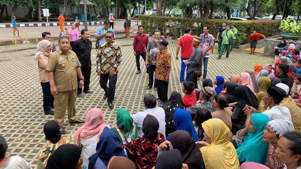 Gubernur Sulsel Nurdin Abdullah meninjau dan menyalurkan bantuan untuk warga Sulsel di Jakut yang terkena banjir