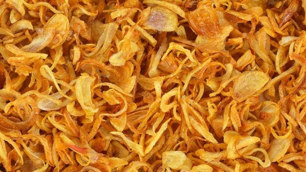 Deep fried shallots for garnishing.