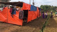 Data sementara tercatat ada dua warga yang meninggal, satu luka-luka. Korban lain yang mengungsi ada 63 wanita hamil, 148 ibu menyusui. Para korban masih menempati tenda-tenda pengungsian. Dia pun berharap agar para korban terdampak banjir dan tanah longsor bisa segera direlokasi ke tempat yang aman dan layak huni. Stok sembako pun sudah mulai habis dan pengungsi juga sudah mulai banyak yang sakit. Foto: dok. Kades Cileuksa