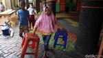 Semangat Siswa SD di Bintaro Kerja Bakti di Sekolah Pascabanjir