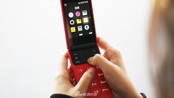 Nokia 2720 membawa fitur modern seperti Google Assistant, aplikasi YouTube, Facebook hingga WhatsApp. Foto: Sina Mobile