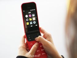 Penampakan Ponsel Lipat Nokia 2720 Berkelir Merah