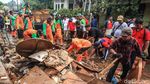 Warga Bintaro Masih Bersihkan Lumpur Sisa Banjir