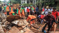 Tampak puing-puing yang terbawa arus banjir berserakan.