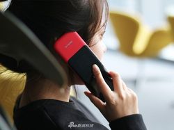 Penampakan Ponsel Lipat Nokia 2720 Berkelir Merah