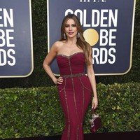 Memakai gaun merah Dolce & Gabbana, aktris Sofia Vergara lebih terlihat seperti sedang menghadiri acara prom ketimbang Golden Globes. (Foto: Jordan Strauss/Invision/AP)
