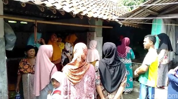 Warga Tegal penasaran melihat sumur yang tetiba mengeluarkan air panas