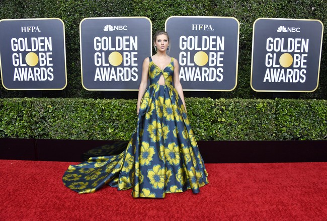 Golden Globes 2020. Tampil regal dengan ballgown bervolume warna navy dan motif bunga kuning dari koleksi Etro. Untuk menambah kesan glamor, rambutnya diikat tinggi ke belakang, memperlihatkan sepasang anting safir yang indah. Foto: Frazer Harrison/Getty Images