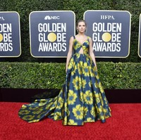 Golden Globes 2020. Tampil regal dengan ballgown bervolume warna navy dan motif bunga kuning dari koleksi Etro. Untuk menambah kesan glamor, rambutnya diikat tinggi ke belakang, memperlihatkan sepasang anting safir yang indah. Foto: Frazer Harrison/Getty Images
