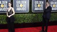 Ia sempat mengerjai kekasihnya yakni aktris Rooney Mara yang sedang berpose di depan juru foto. Frazer Harrison/Getty Images