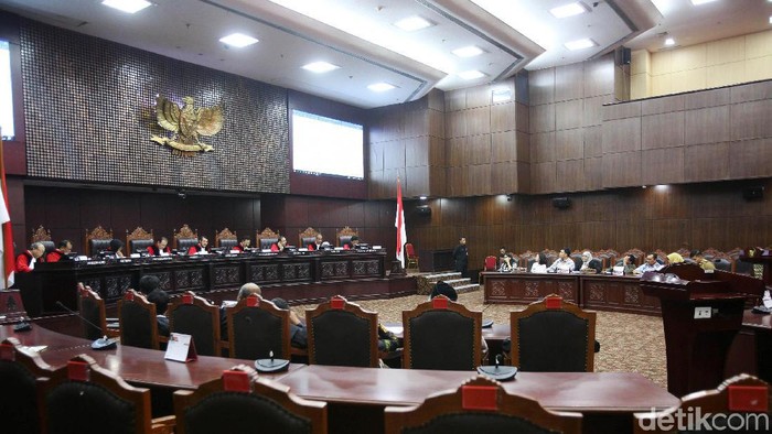 Ketua Majelis Hakim MK Anwar Usman (tengah) bersama anggota saat membacakan putusan di Mahkamah Konstitusi, Jakarta, Senin (6/1/2020).Mahkamah konstitusi memutus lima perkara diantaranya UU Pemilu Soal verifikasi parpol, UU Pilkada soal nomenklatur Bawaslu, UU Keterbukaan informasi publik, UU Pembentukan provinsi irian barat, dan UU Jaminan Fidusia.