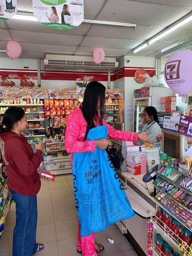 Tak disangka gerakan ini menghadirkan penampakan lucu tapi patut ditiru. Tak hanya tote bag, mereka yang kreatif membawa wadah-wadah tak biasa yang mengundang tawa. Foto: Facebook @rovmaira