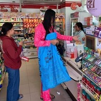 Tak disangka gerakan ini menghadirkan penampakan lucu tapi patut ditiru. Tak hanya tote bag, mereka yang kreatif membawa wadah-wadah tak biasa yang mengundang tawa. Foto: Facebook @rovmaira
