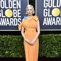 Wajahnya melankolis, tapi Michelle Williams hampir tak pernah gagal memukau di karpet merah. Kali ini, gaun oranye dengan aksen biru di bahu dari Louis Vuitton menjadi pilihan dia. (Foto: Frazer Harrison/Getty Images)