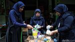 Aksi Bersih-bersih Para Guru di Hari Pertama Masuk Sekolah