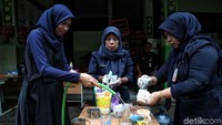 Kerja bakti membersihkan sekolah itu dilakukan guru agar perabotan sekolah tersebut dapat kembali digunakan untuk kegiatan belajar mengajar siswa.