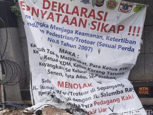 Pemkot Jakpus Sebut Anies Sudah Setuju PKL Dagang di Trotoar Jl Kramat