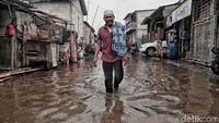 Banjir rob ini menerjang pesisir utara Jakarta dan menggenangi pemukiman warga disana. 
