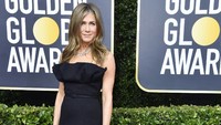 Jennifer tampil dengan dress hitam panjang. Frazer Harrison/Getty Images