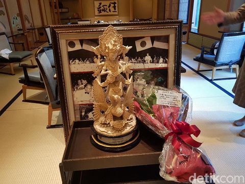 Kala Mega Hadiahi Ukiran Bali dan Foto Sukarno ke Pimpinan Soka Gakkai