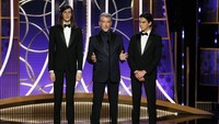 Bahkan Dylan dan Paris juga turut naik ke atas panggung bersama pemeran James Bond itu. Paul Drinkwater/NBCUniversal Media, LLC via Getty Images