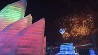 Potret kemeriahan pembukaan Festival Es Harbin ke-36 yang digelar pada Minggu (5/1) malam waktu setempat. Chinatopix via AP Photo.