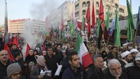 Soleimani dan Al-Muhandis tewas setelah kendaraan yang mereka tumpangi terkena serangan drone militer AS di luar kompleks Bandara Internasional Baghdad pada 3 Januari lalu. Total 10 orang tewas akibat serangan AS yang diperintahkan oleh Presiden Donald Trump.