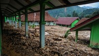 Kondisi bangunan sekolah yang belum dapat digunakan itu membuat jadwal masuk sekolah para siswa diundur.