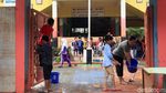 Semangat Siswa SD di Bintaro Kerja Bakti di Sekolah Pascabanjir
