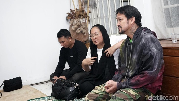 Ria Irawan Suasana rumah duka Ria Irawan di kawasan Lebak Bulus.
