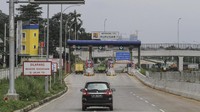Kendaraan memasuki gerbang Tol Kukusan 1 di Depok, Jawa Barat, Senin (6/1/2020).