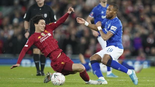 Djibril Sidibe (kanan) saat bermain membela Everton melawan Liverpool. (